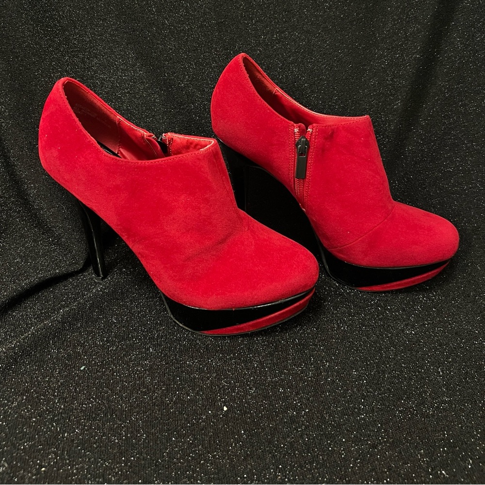 Red low cut closed toe heels size 6.5